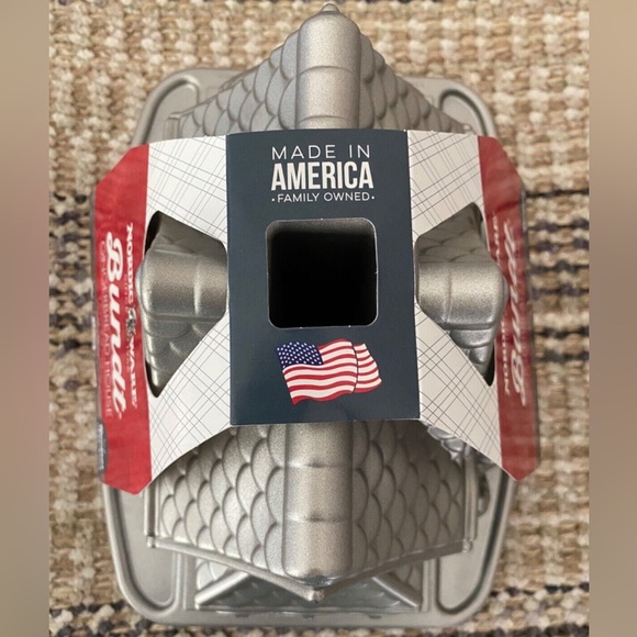 NEW Nordic Ware Bundt Gingerbread House Cake Pan Mold - Heavy Cast Aluminum - Picture 4 of 6